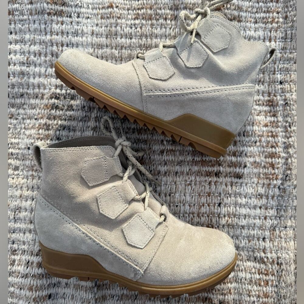 Sorel Women’s Sz 7.5 Evie Lace-Up wedge bootie in tan suede